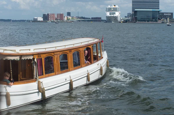 Amsterdam'da turistler — Stok fotoğraf