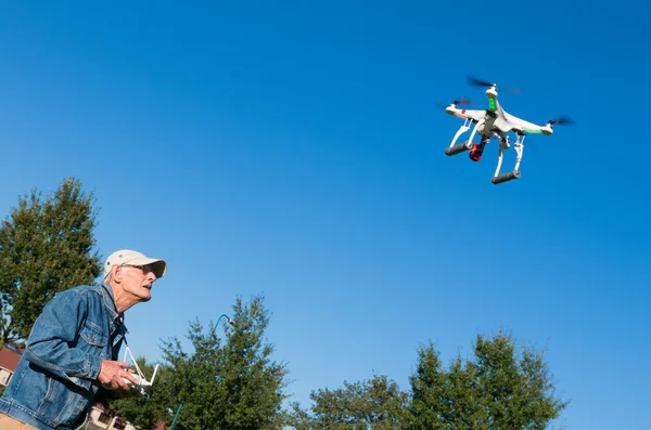 Homem que controla um drone — Fotografia de Stock
