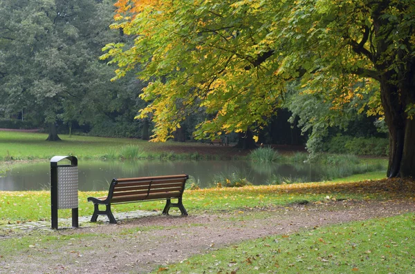 Banc dans le parc d'automne — Photo