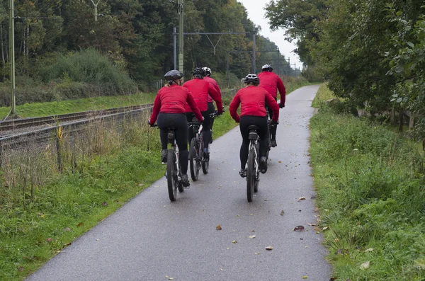 Pessoas de bicicleta — Fotografia de Stock