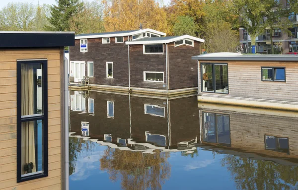 Hausboote im Kanal — Stockfoto