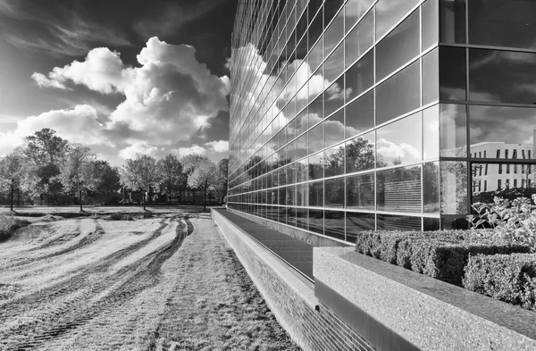 Edifício de escritórios de vidro — Fotografia de Stock