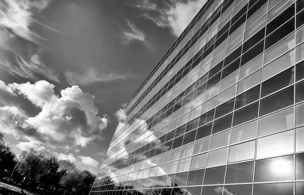 Edifício de escritórios de vidro — Fotografia de Stock