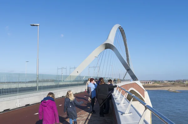 Personas en el puente — Foto de Stock