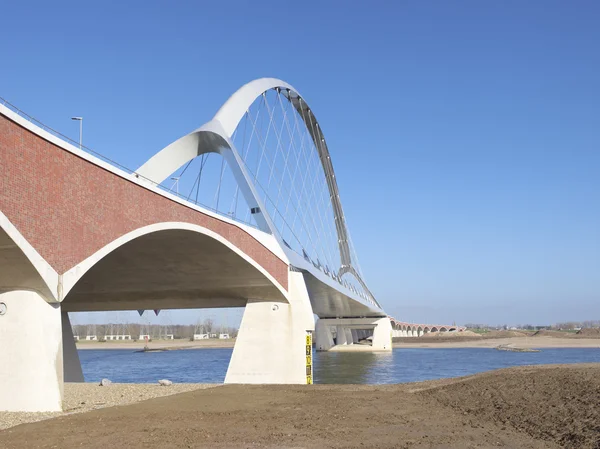 Nieuwe houten brug — Stockfoto