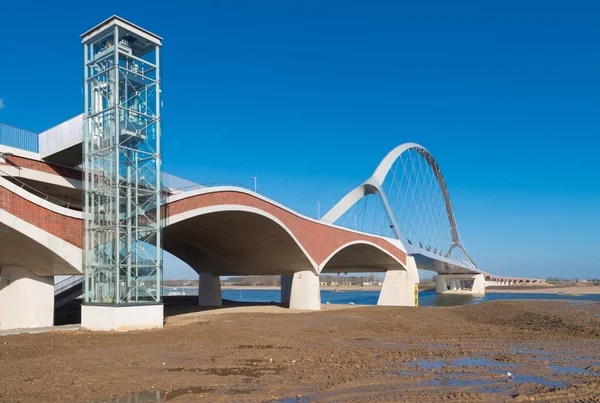 Nieuwe houten brug — Stockfoto