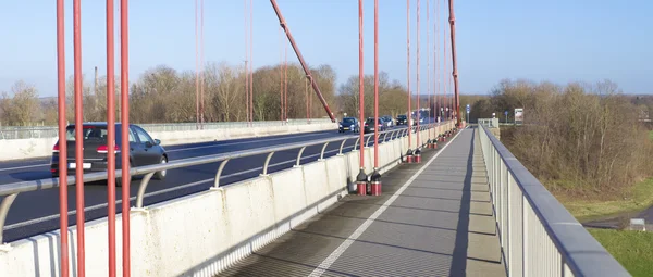 对悬索桥的自行车车道 — 图库照片