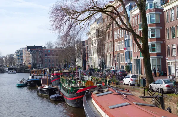 Boats in amsterdam canal — Stock Photo, Image