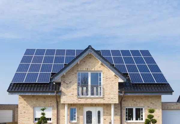 Paneles solares en el techo —  Fotos de Stock