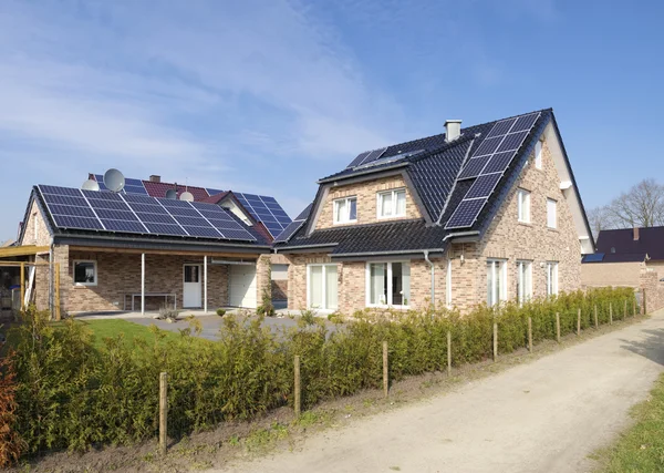 Panneaux solaires sur le toit — Photo