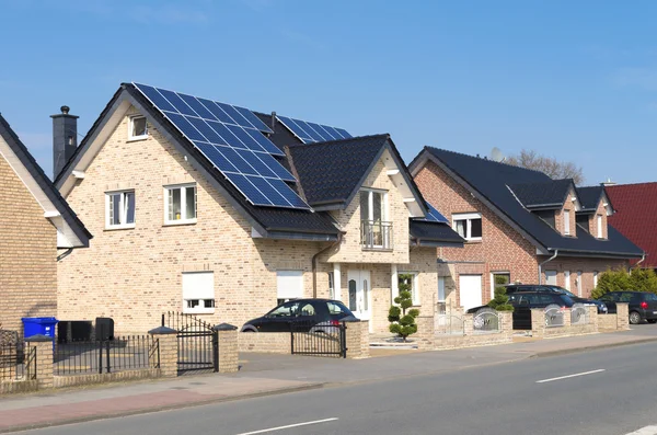 Panele słoneczne na dachu — Zdjęcie stockowe