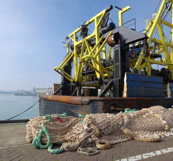 Chalutier de pêche dans le port — Photo
