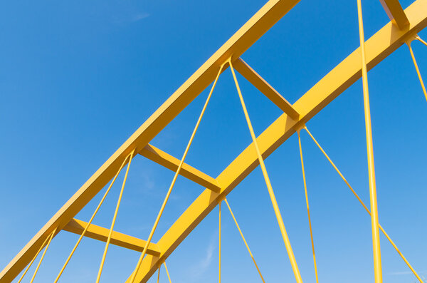 жёлтый арочный мост
