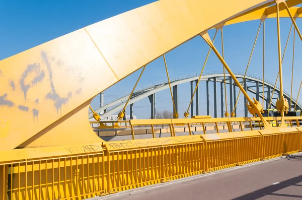 Ponte arco amarelo — Fotografia de Stock