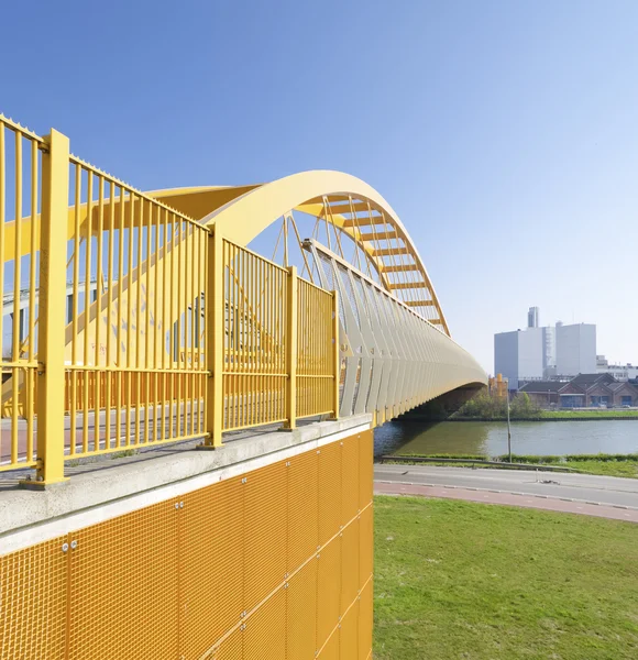 Ponte arco amarelo — Fotografia de Stock