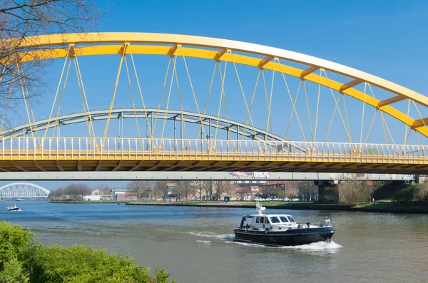 黄色拱桥 — 图库照片