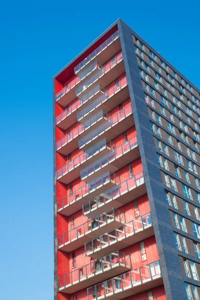 Prédio apartamento vermelho — Fotografia de Stock