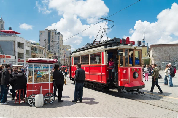 Nosztalgikus istiklal caddesi villamos — Stock Fotó