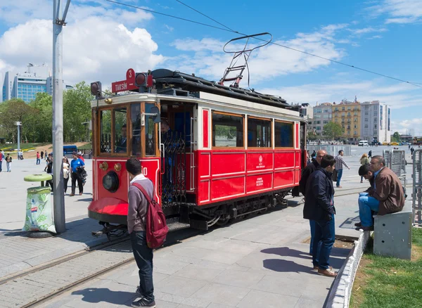 ノスタルジックなイスティクラル イスティクラル通りの路面電車 — ストック写真