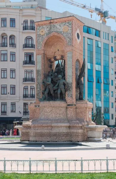 Statue on taksim square in istanbul — Stock Photo, Image