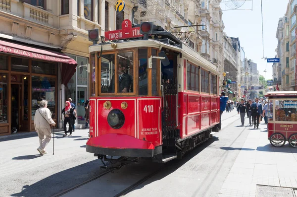 ノスタルジックなイスティクラル イスティクラル通りの路面電車 — ストック写真