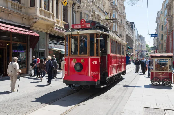 ノスタルジックなイスティクラル イスティクラル通りの路面電車 — ストック写真