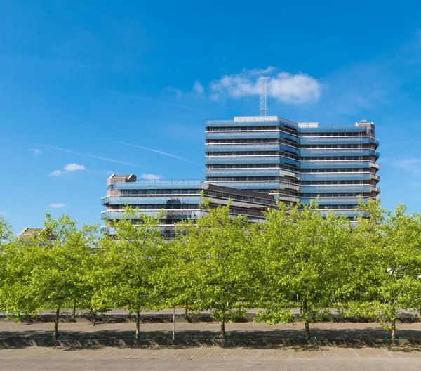 Edificio de oficinas moderno — Foto de Stock