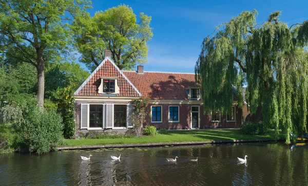 Huis aan kanaal — Stockfoto