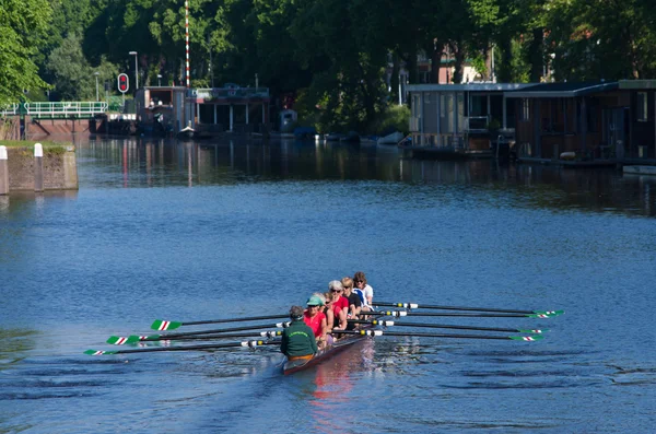 Rameurs dans le canal — Photo