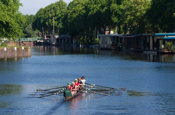 Remeros en el canal — Foto de Stock