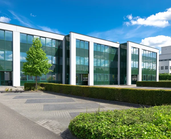 Edificio de oficinas moderno — Foto de Stock