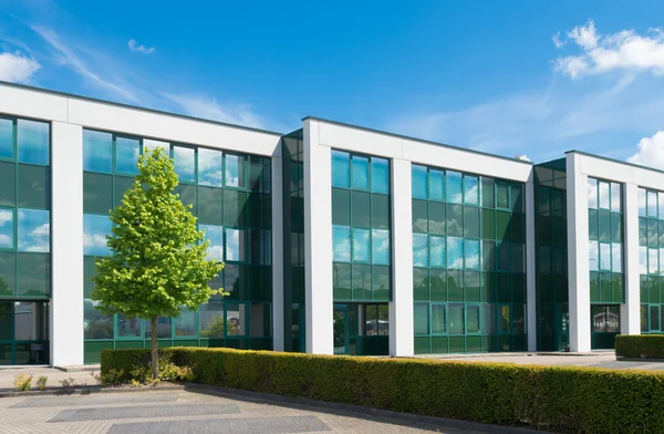 Edificio de oficinas moderno — Foto de Stock