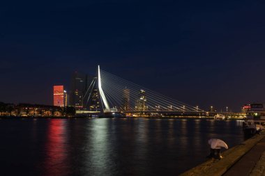 ROTTERDAM - 1 Haziran 2019: Erasmus Köprüsü, kablo destekli ve basküle köprü. İnşaata 1986 'da başlandı ve 1999' da tamamlandı. Rotterdam 'ın merkezindeki Nieuwe Maas' ı geçerek şehrin kuzey ve güney kısımlarını birleştirdi.