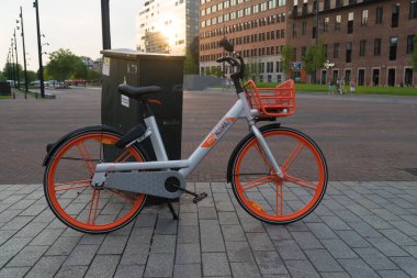 ROTTERDAM - 1 Haziran 2019 Mobike kiralama bisikleti. Motosiklet faaliyetlerine 25 Ekim 2017 'de 150 motorlu bir pilotla başladı.