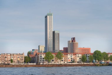 ROTTERDAM - 1 Haziran 2019: Kuzey Adası yönündeki Maas nehrine bakın