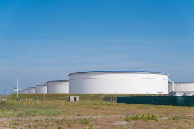 Maas bölgesindeki petrol depolama tankları, Avrupa limanı ve Rotterdam Limanı 'ndaki endüstriyel tesisin batıya doğru uzanan insan yapımı devasa bir uzantısı..