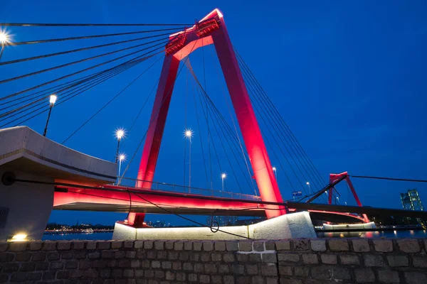 Piloni Rossi Illuminati Ponte Willems Bridge Attraverso Fiume Nieuwe Maas — Foto Stock