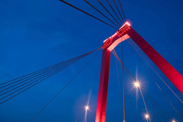 Pilares Vermelhos Iluminados Convés Willems Bridge Através Rio Nieuwe Maas — Fotografia de Stock