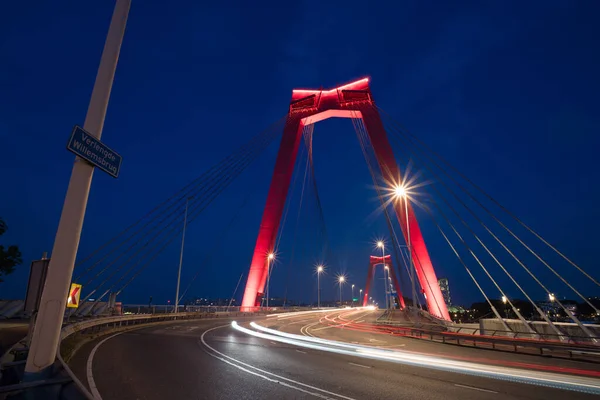 Pilares Vermelhos Iluminados Convés Willems Bridge Através Rio Nieuwe Maas — Fotografia de Stock