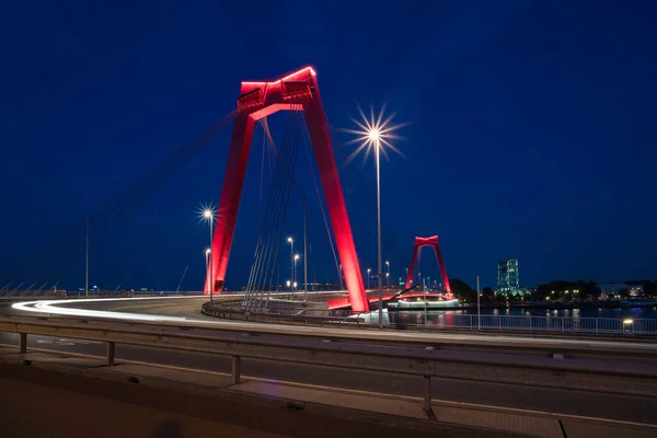 Piloni Rossi Illuminati Ponte Willems Bridge Attraverso Fiume Nieuwe Maas — Foto Stock