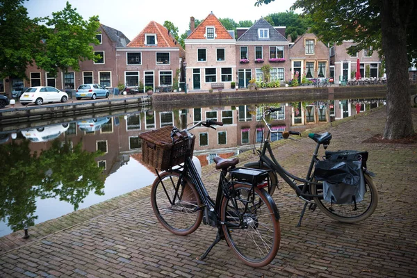 Rowery Zaparkowane Przy Starym Wewnętrznym Porcie Holenderskiej Wioski Spaarndam — Zdjęcie stockowe