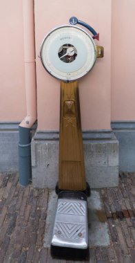 UTRECHT, NETHERLANDS - 13 Ağustos 2019: Utrecht demiryolu müzesinde antika ağırlık ölçeği