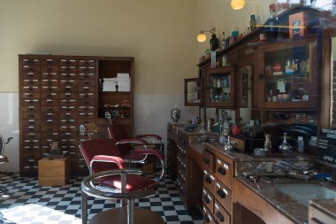 UTRECHT, NETHERLANDS - 13 Ağustos 2019: Hollanda demiryolu müzesindeki klasik berber dükkanı.