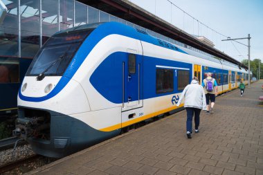 UTRECHT, NETHERLANDS - 13 AĞUSTOS 2019: Hollanda Demiryolu Müzesi 'nde modern tren. 1927 yılında kuruldu ve 1954 yılından beri eski bir tren istasyonu olan 