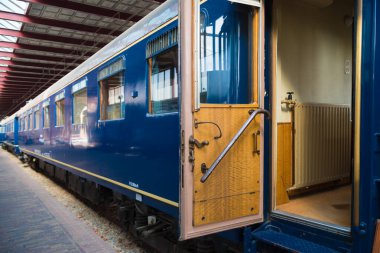 UTRECHT, NETHERLANDS - 13 Ağustos 2019: Hollanda Demiryolu Müzesi 'ndeki eski trenler. 1927 yılında kuruldu ve 1954 yılından beri eski bir tren istasyonu olan 