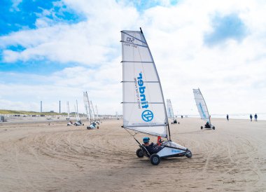 İJMUIDEN, NETHERLANDS - 15 Eylül 2019: Bilinmeyen insanlar rüzgar gücüyle çalışan bir plaj arabasında eğleniyorlar