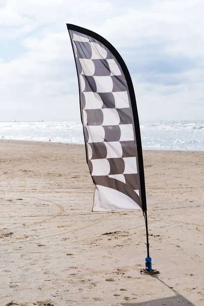 Большой Чёрно Белый Флаг Голландском Пляже — стоковое фото