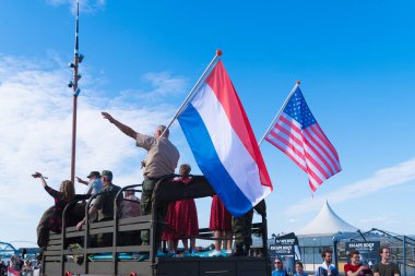NIJMEGEN, NETHERLANDS - 22 Eylül 2019: 2. Dünya Savaşı anılarını canlı tutmak amacıyla askeri araçların bakımını üstlenen bir vakıf tarafından yapılan askeri geçit töreni.