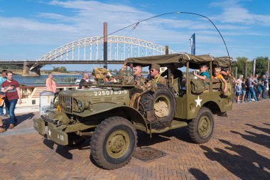 NIJMEGEN, NETHERLANDS - 22 Eylül 2019: 2. Dünya Savaşı anılarını canlı tutmak amacıyla askeri araçların bakımını üstlenen bir vakıf tarafından yapılan askeri geçit töreni.
