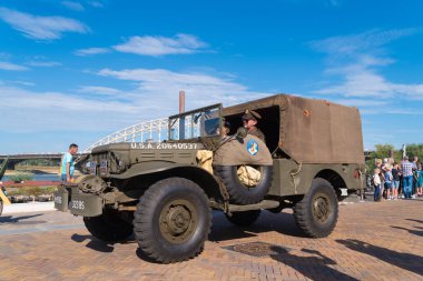 NIJMEGEN, NETHERLANDS - 22 Eylül 2019: 2. Dünya Savaşı anılarını canlı tutmak amacıyla askeri araçların bakımını üstlenen bir vakıf tarafından yapılan askeri geçit töreni.